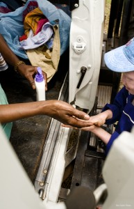 Entrega de cremas de protección solar a pacientes albinos